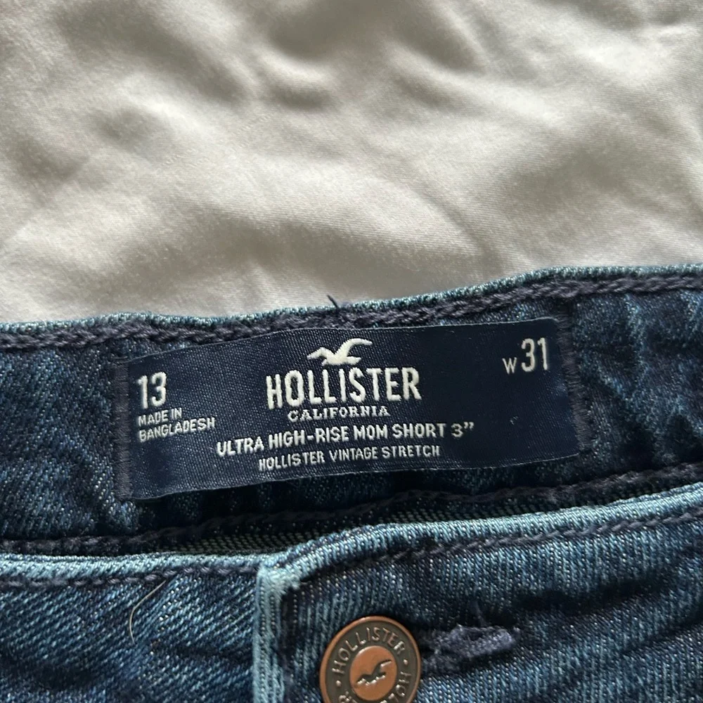 Hollister Dark Blue Jean Shorts with Floral Embroidery size 11 - Picture 2 of 7